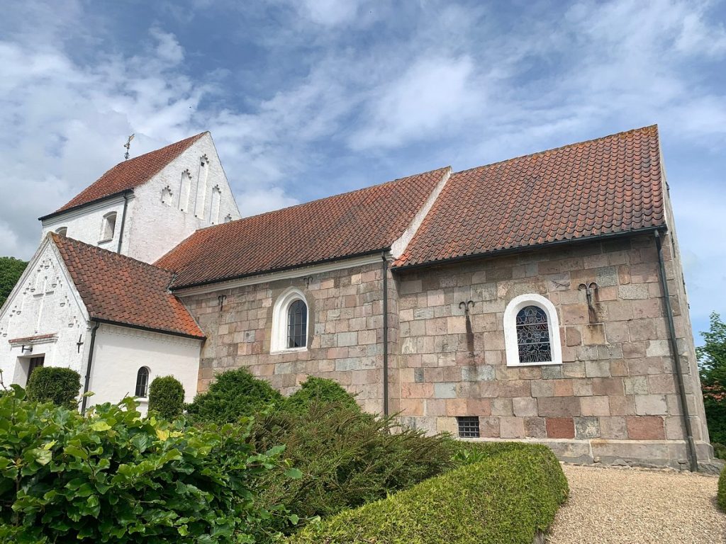 Adslev kirke 1 Adslev Kirke - Smuk gammel kirke på Sjælland med historisk charme og fredfyldt omgivelser
