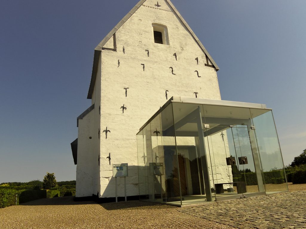 Skrydstrup Kirke - Smuk gammel kirke i Syddanmark med historisk charme og fredfyldt have