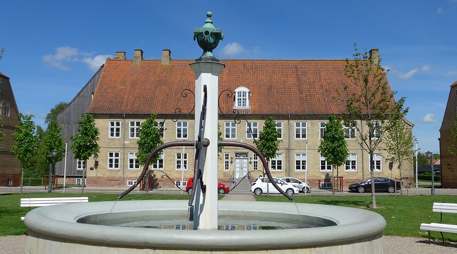 Brødremenighedens Kirkeplads 1 Brødremenighedens Kirkeplads – Smuk Kirke I Naturlig Omgiveelse