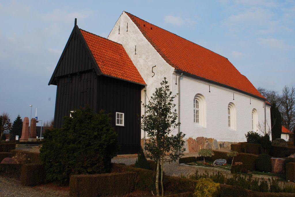 Adsbøl Kirke 1 Adsbøl Kirke – Smuk gammel kirke i Sydsjælland med historisk charme og fredfyldt omgivelser