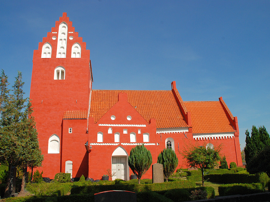 Fjelde Kirke 1 Fjelde Kirke - Smuk gammel kirke i det danske landskab