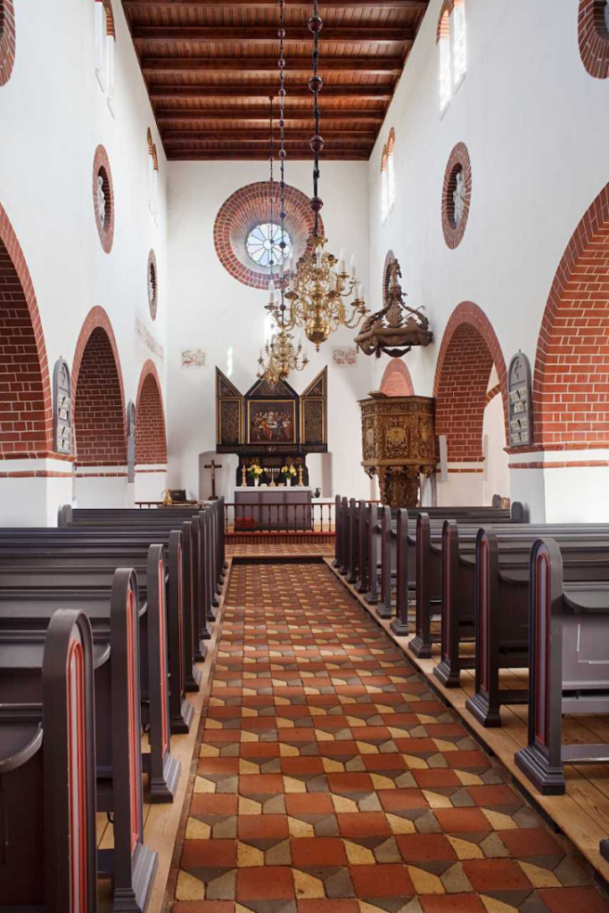 Uth Kirke - Smuk gammel kirke i Danmark med historisk charme og fredfyldt atmosfære