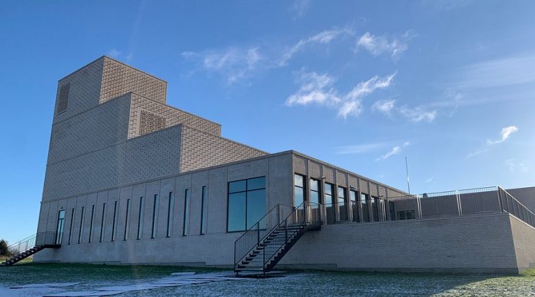 Hvinningdal kirke