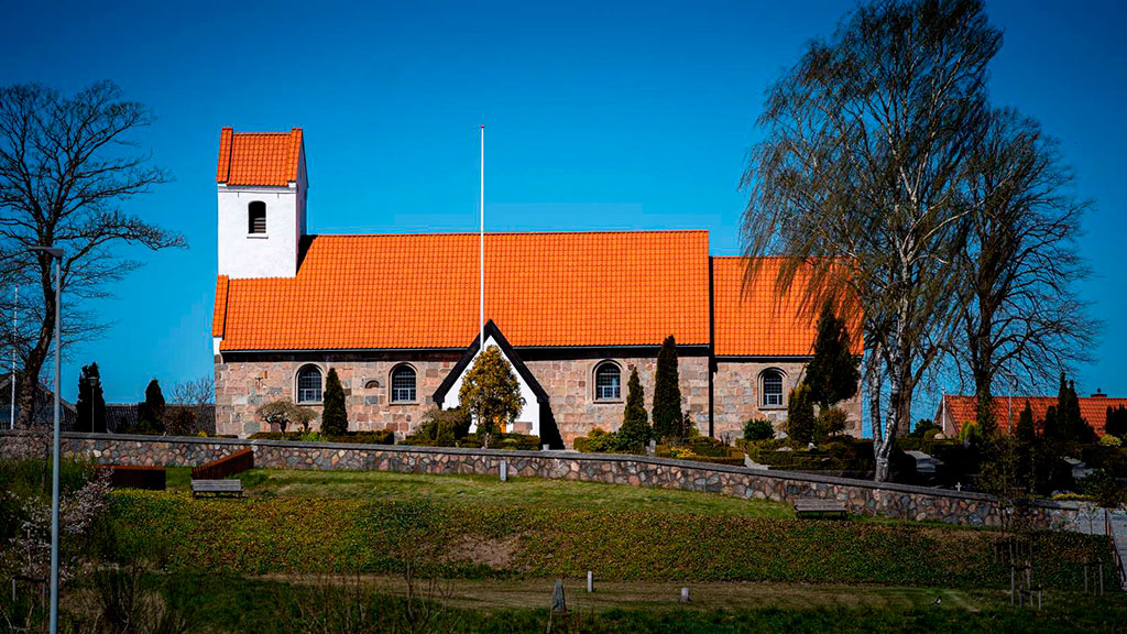 Balle Kirke 1 Balle Kirke - Smuk Kirke i Det Åbne Landskab | Billed