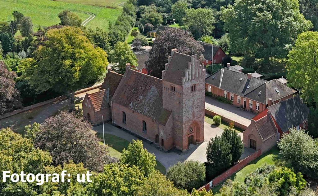 Vejlø Kirke - Smuk gammel kirke på Sjælland med historisk charme og fredfyldt atmosfære