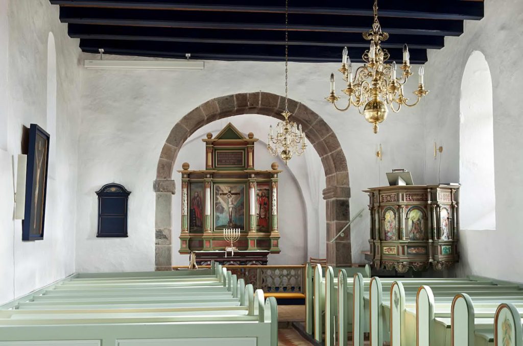 Måbjerg Kirke - Smuk gammel kirke i Jylland med kirkegård og natur omkring