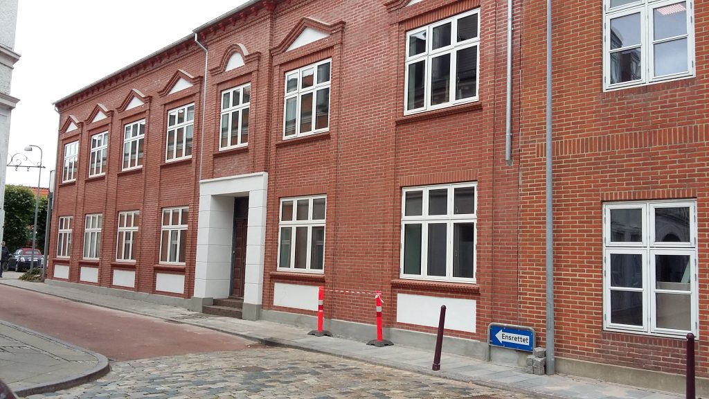 Kirkehuset 1 Kirkehuset - Skøn Arkitektur og Sjælfuld Atmosfære i Det Gamle Kirkekøb
