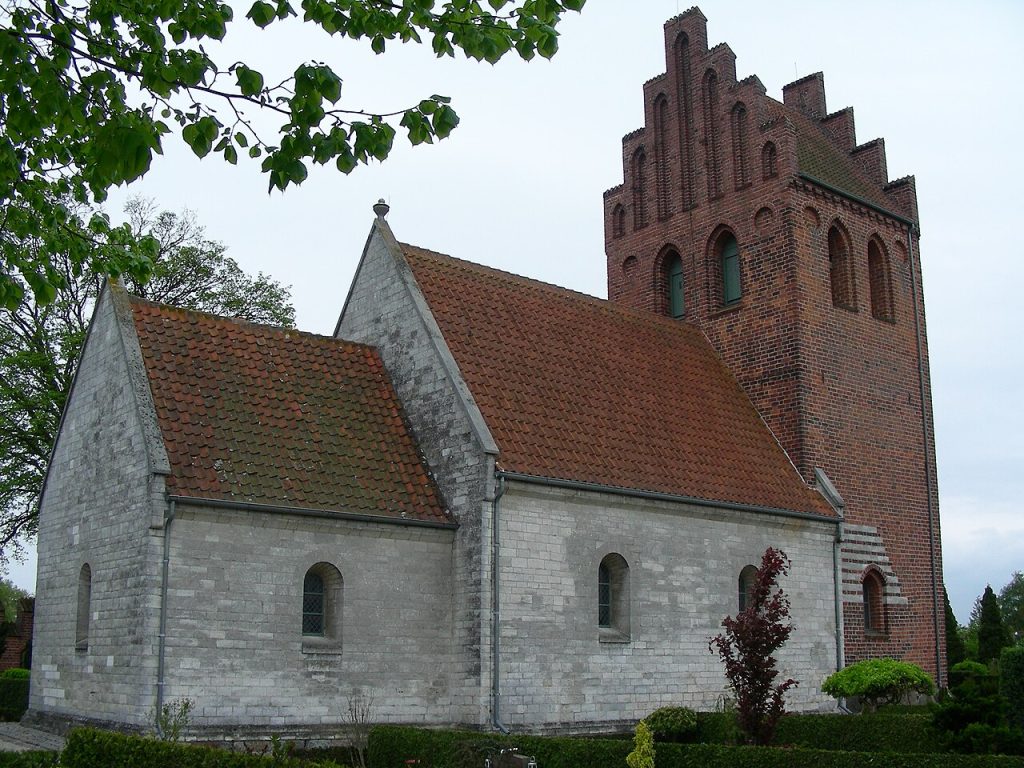Ishøj Kirke 1 Ishøj Kirke - Smuk gammel kirke i Ishøj med historisk charme og fredfyldt atmosfære
