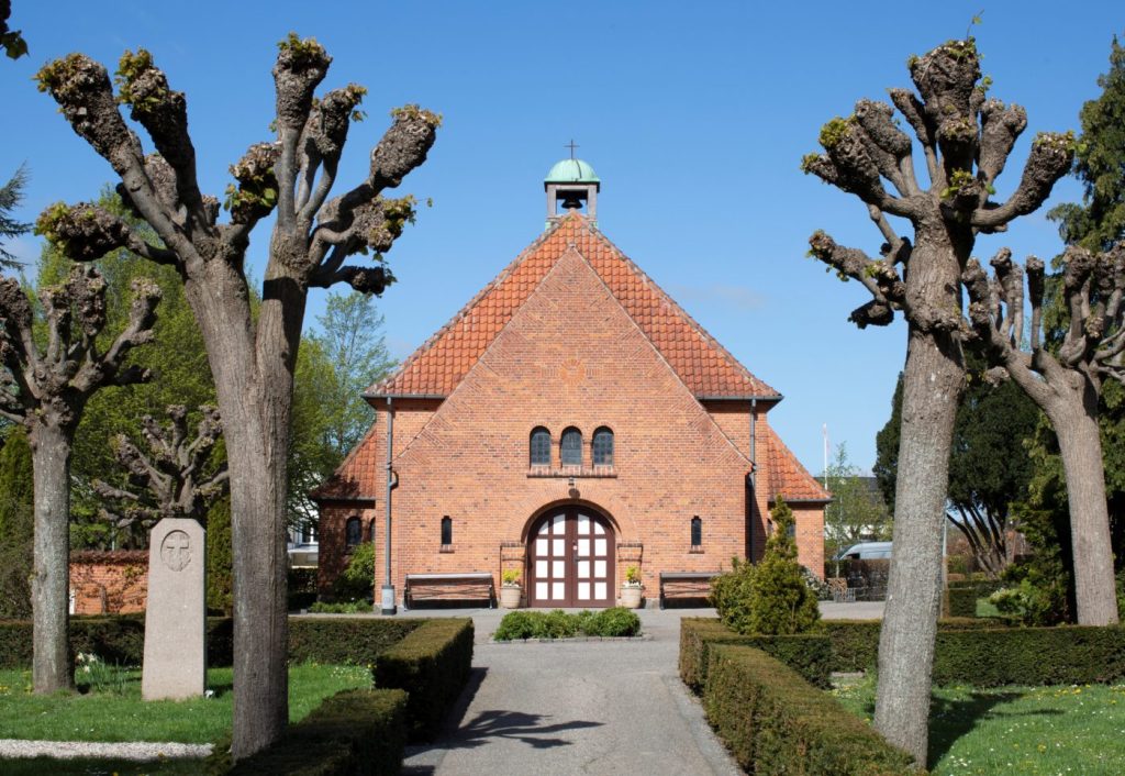 Nyhuse kapel 1 Nyhuse Kapel – Smuk Kirke i Naturlig Omgivelse