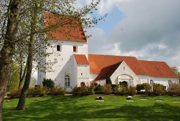 Udby Kirke 1 Udby Kirke - Smuk gammel kirke i Danmark med historisk arkitektur og fredfyldt kirkegård