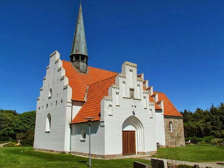 Lyngby Kirke 1 Lyngby Kirke - Historisk Kirke i Lyngby med Smuk Arkitektur og Fredeligt Område