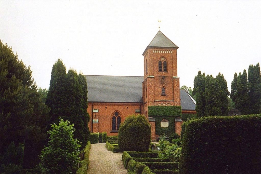 Taarbæk Kirke 1 Taarbæk Kirke - Skøn gammeldags kirke i Taarbæk, Danmark