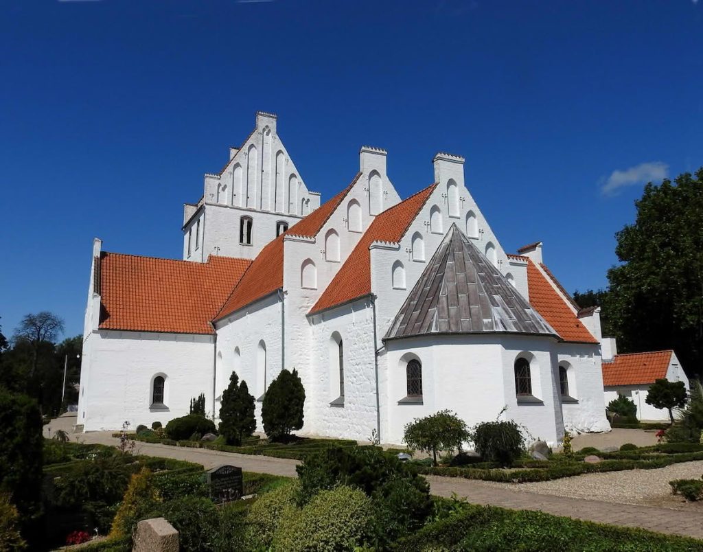 Ubby Kirke - Skøn Sønderjysk Kirke i Naturlig Omgivelelse