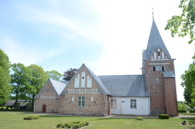 Løjt Kirke 1 Løjt Kirke - Smuk gammel landsbykirke på Fyn med historisk charme og fredfyldt kirkegård