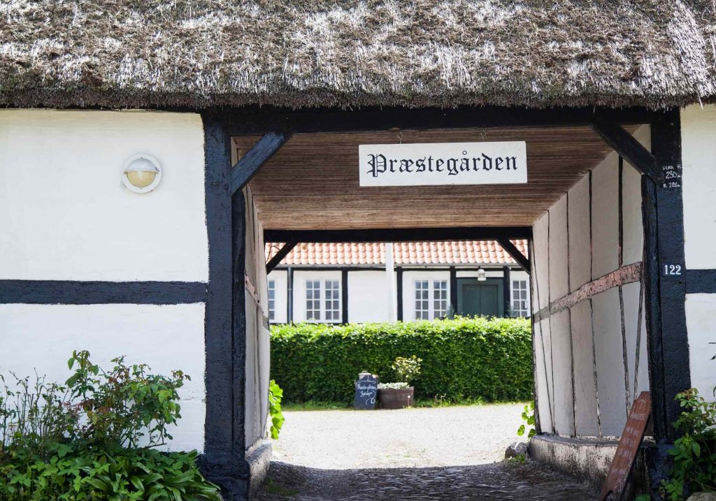 Præstegården 1 Præstegården - Skøn historisk bygning i dansk landsby