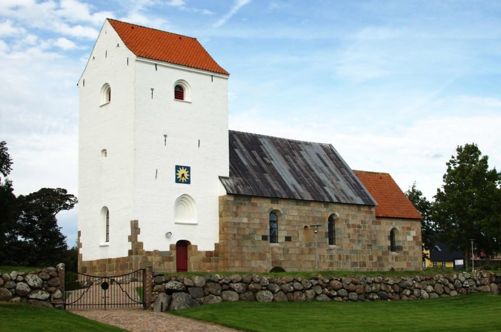 Ferslev Kirke 1 Ferslev Kirke - Smuk gammel kirke i Danmark med historisk charme og fredfyldt have