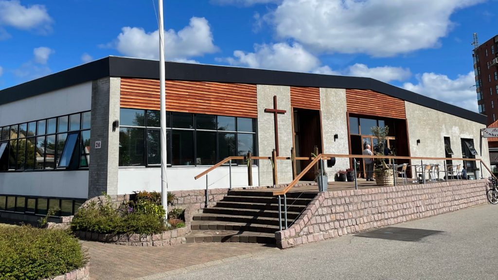 Frederikshavn Kirkecenter 1 Frederikshavn Kirkecenter – Åndeligt og Kulturelt Fællesskab i Hjertet af Byen