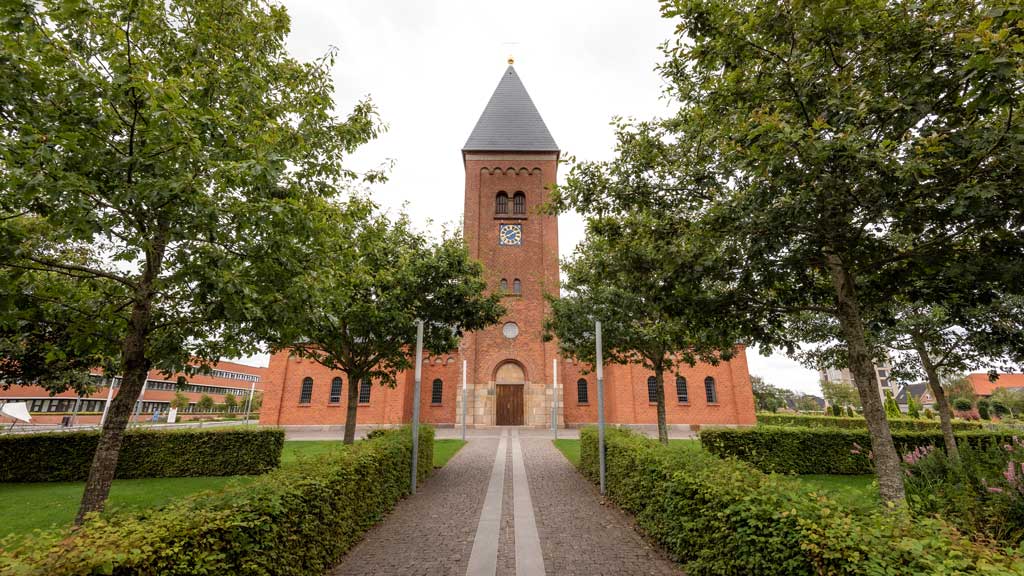 Ikast Kirke 1 Ikast Kirke - Smuk Kirkearkitektur i Danmark